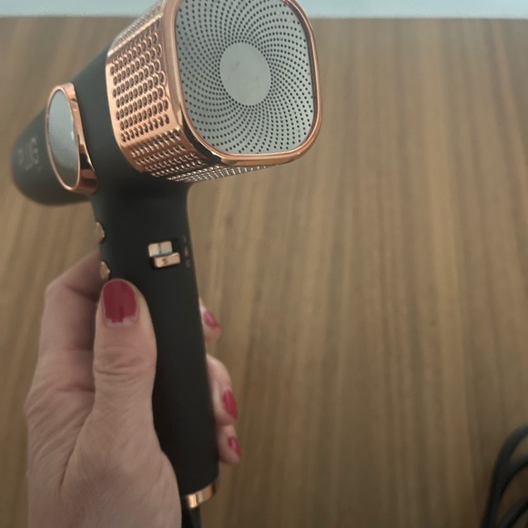 Hair Dryer Plug - technology Dyson - Picture 3 of 4